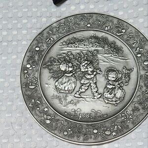 VINTAGE HALLMARK EUC 1982 LITTLE GALLERY PEWTER PLATE WITH STAND